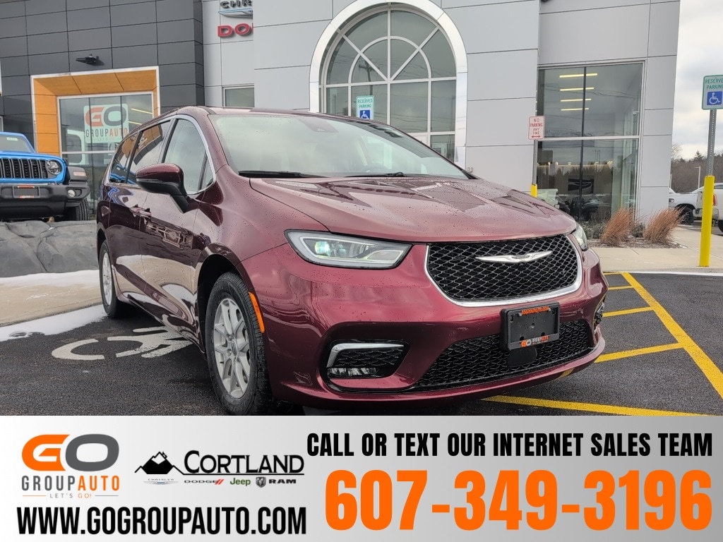 2023 Chrysler Pacifica Touring L's photo