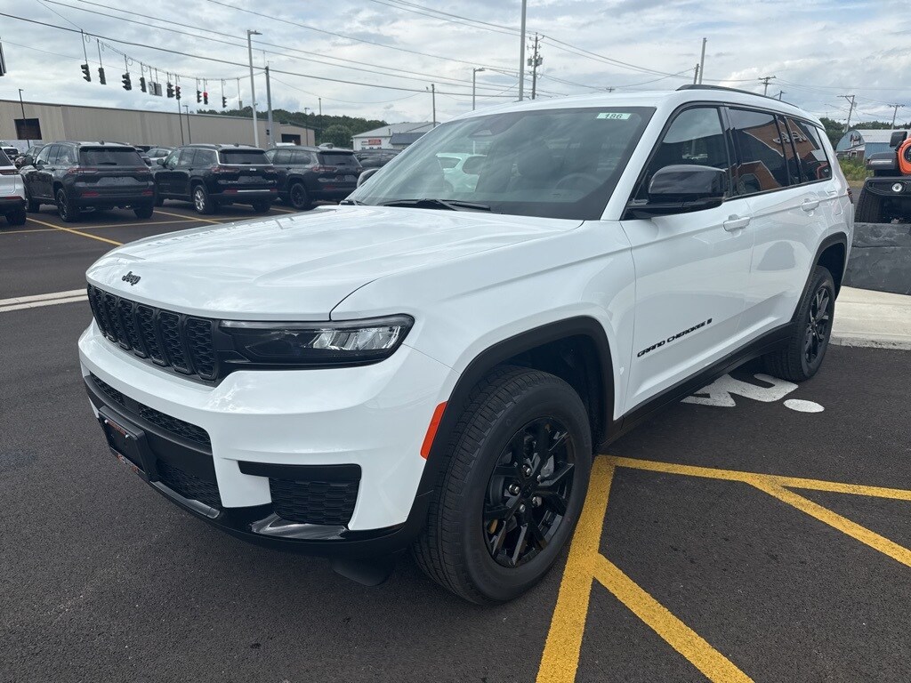 2025 Jeep Grand Cherokee Altitude photo 2