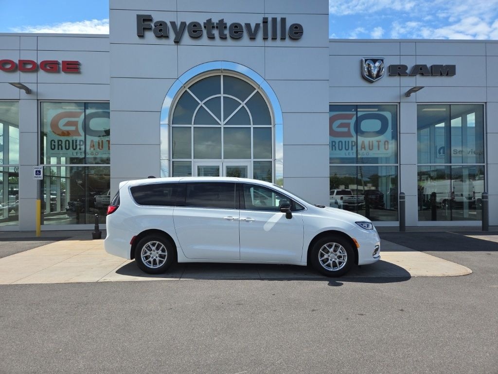 Used 2026 Chrysler Pacifica Select Minivan/Van
