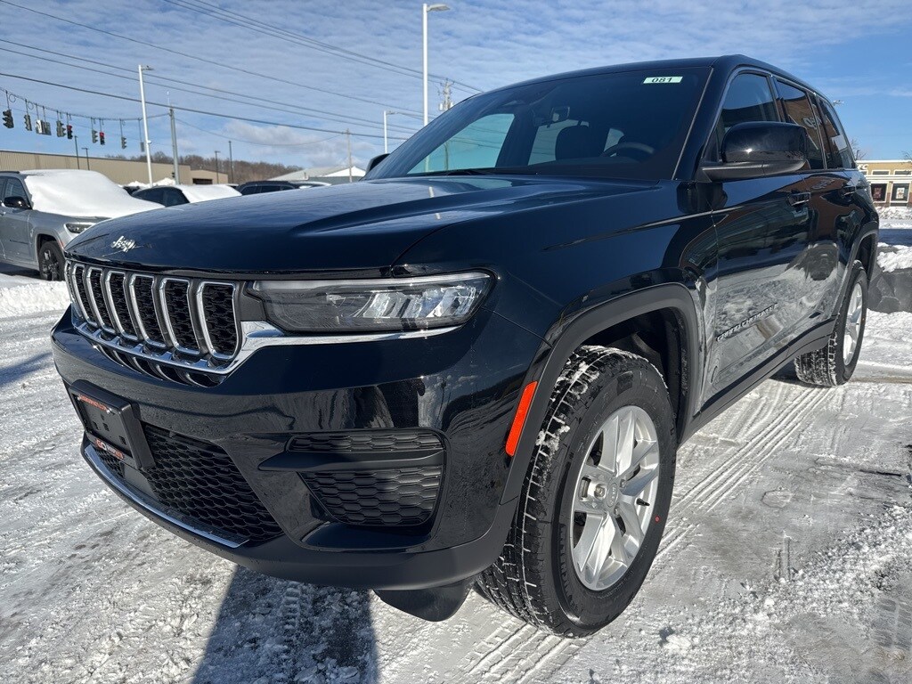 2025 Jeep Grand Cherokee Laredo photo 3