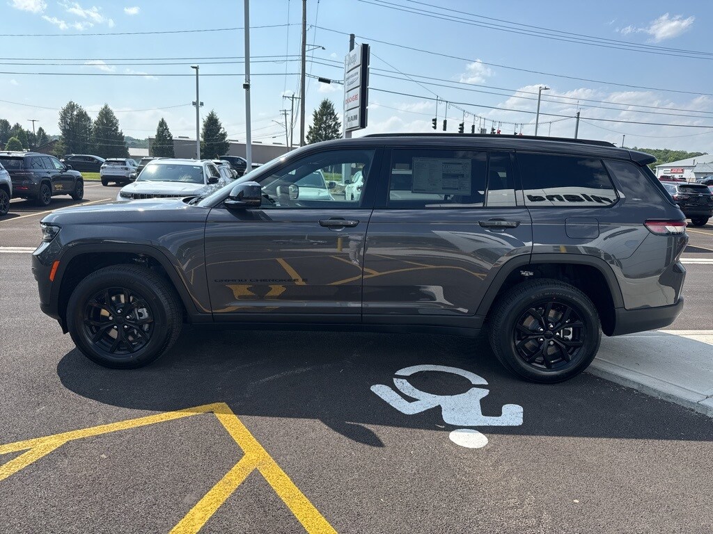 2025 Jeep Grand Cherokee Altitude photo 2