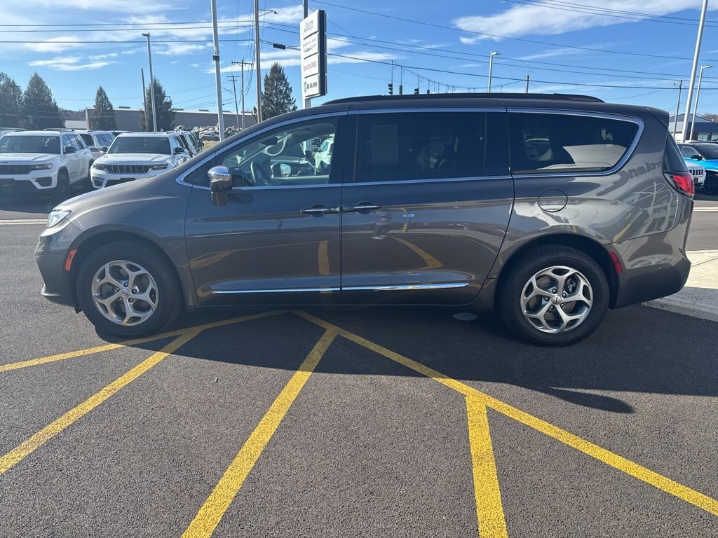 Used 2022 Chrysler Pacifica Limited Minivan/Van