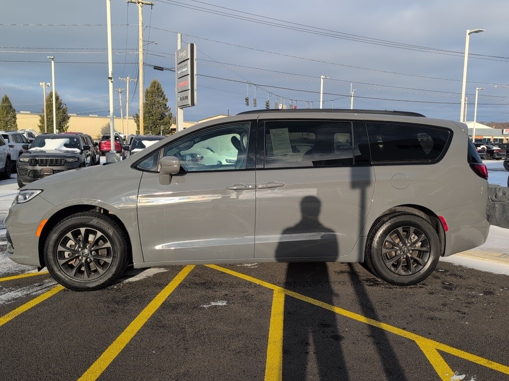 Used 2022 Chrysler Pacifica Touring L Minivan/Van