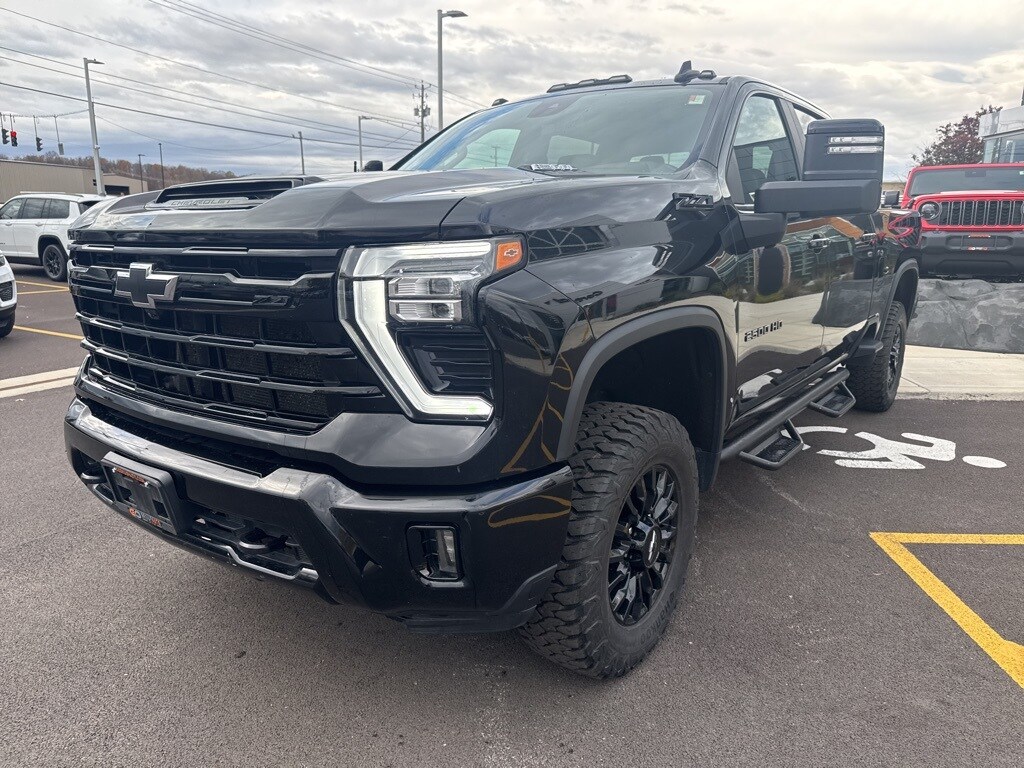 2024 Chevrolet Silverado 2500HD LT photo 2