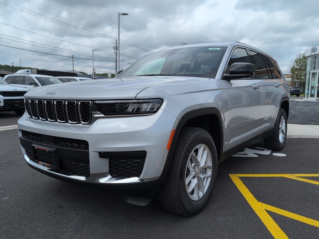 2025 Jeep Grand Cherokee Laredo photo 2