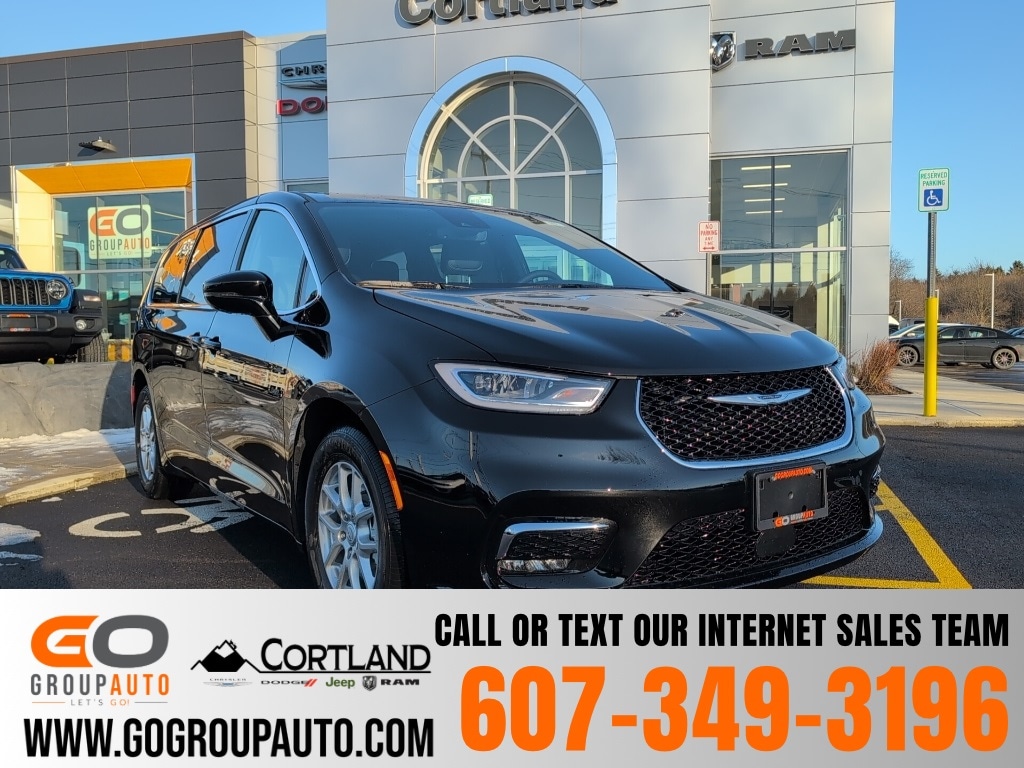 2026 Chrysler Pacifica Select's photo