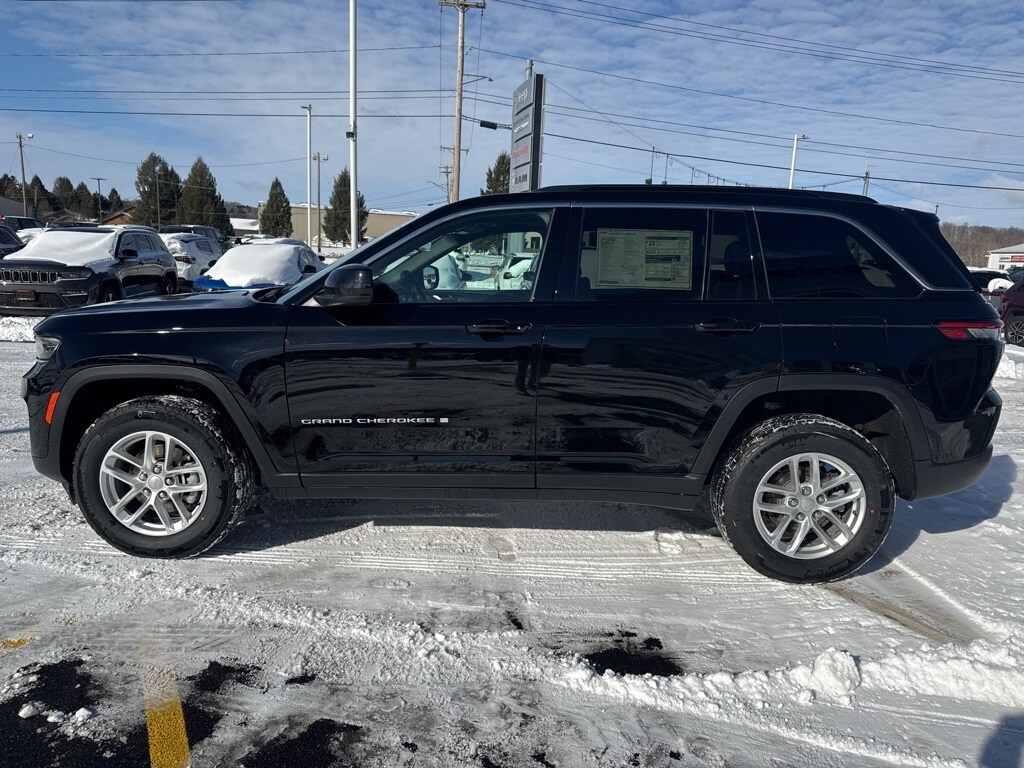 2025 Jeep Grand Cherokee Laredo photo 4
