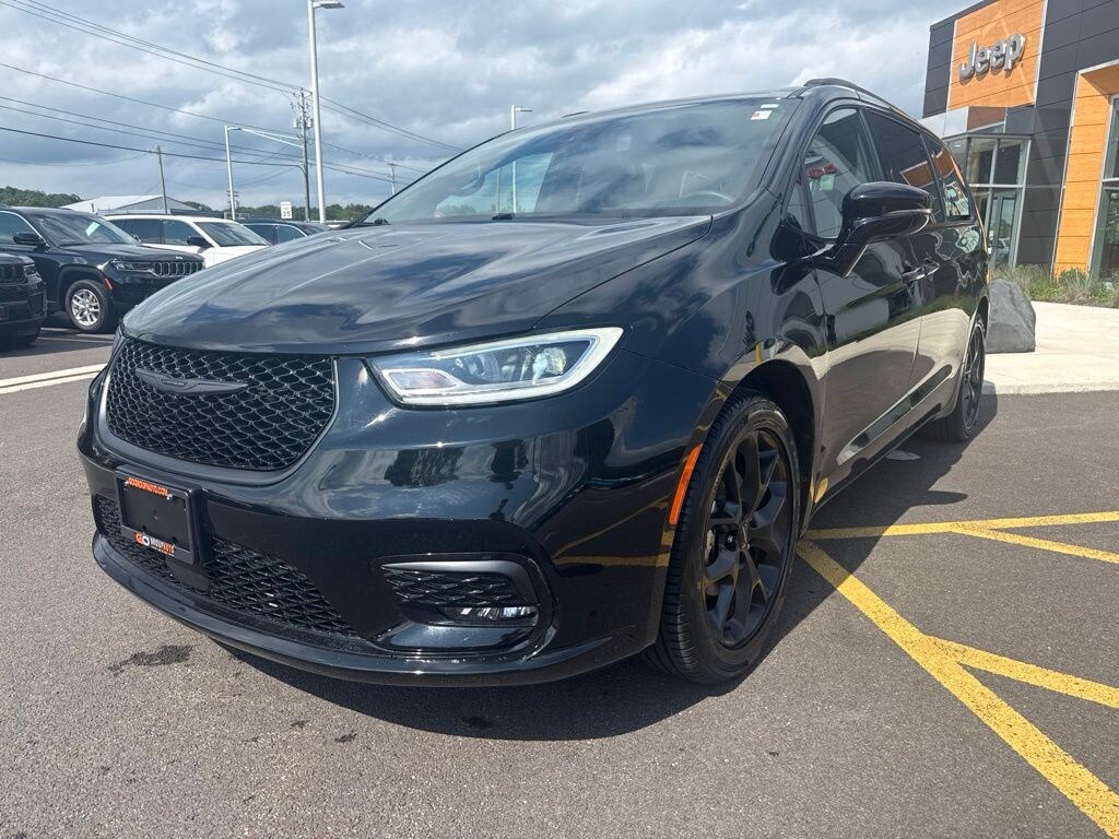 Used 2025 Chrysler Pacifica Limited Minivan/Van