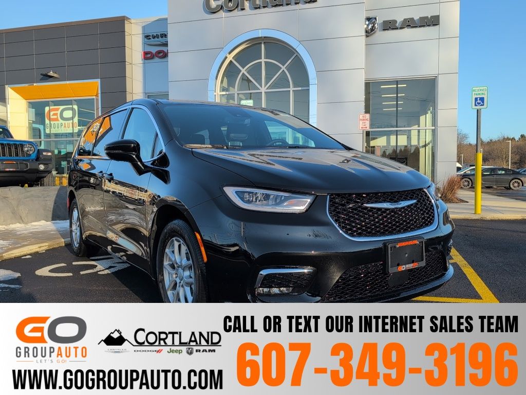 2026 Chrysler Pacifica Select's photo
