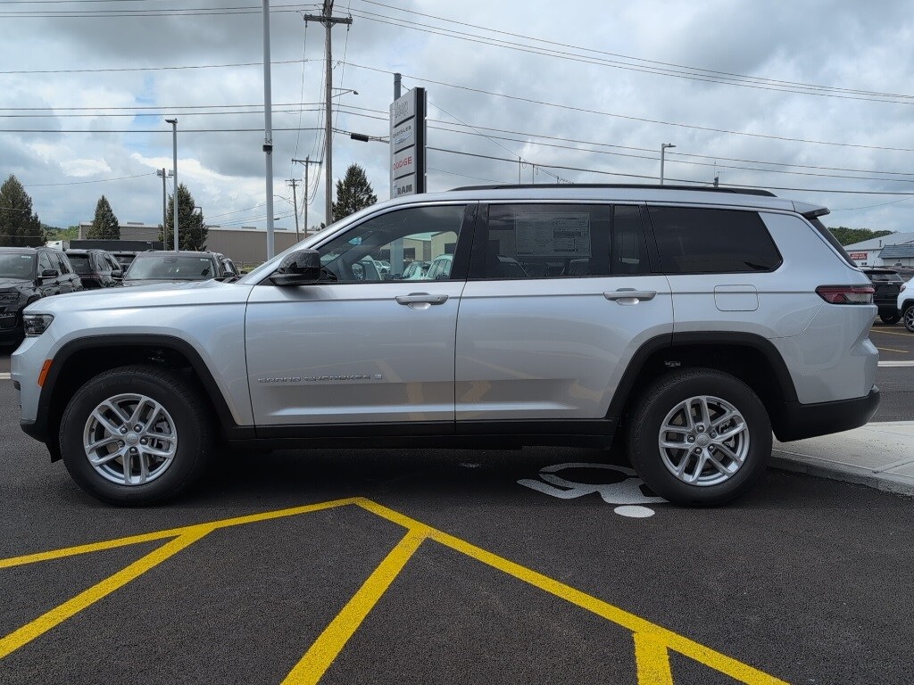 2025 Jeep Grand Cherokee Laredo photo 3
