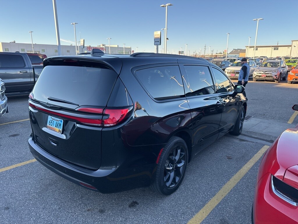 2022 Chrysler Pacifica Limited photo 3