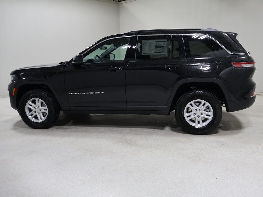 2025 Jeep Grand Cherokee Laredo photo 3