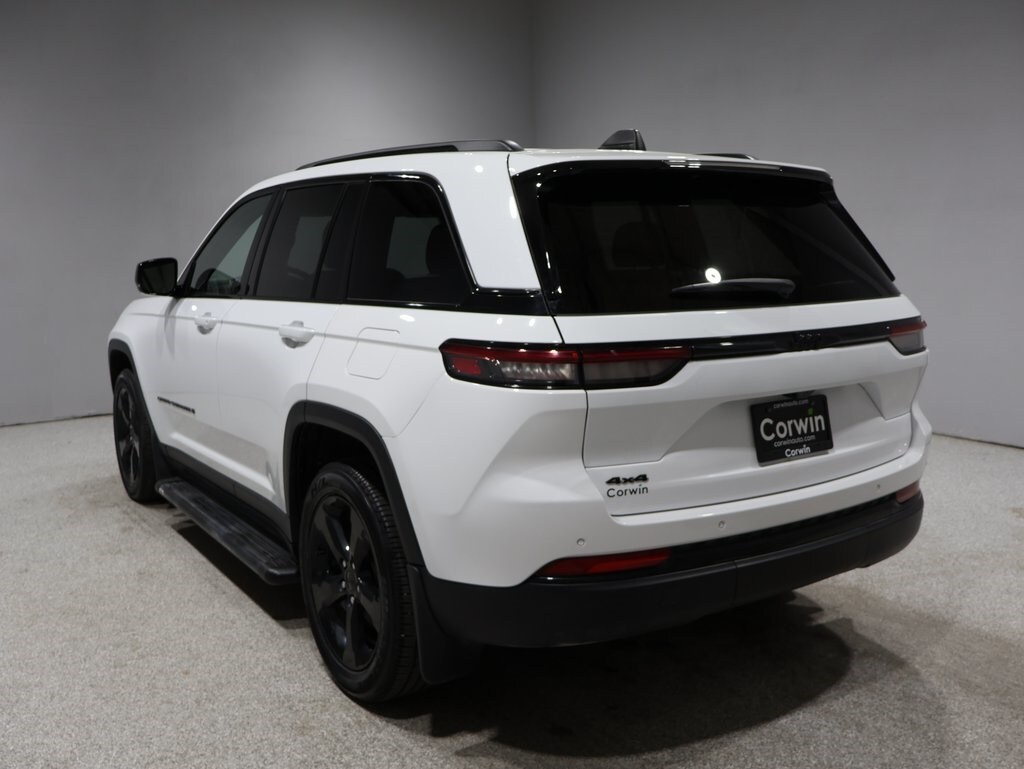 2023 Jeep Grand Cherokee Laredo Altitude photo 3