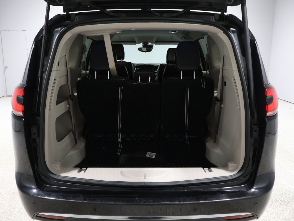2024 Chrysler Pacifica Touring L photo 3