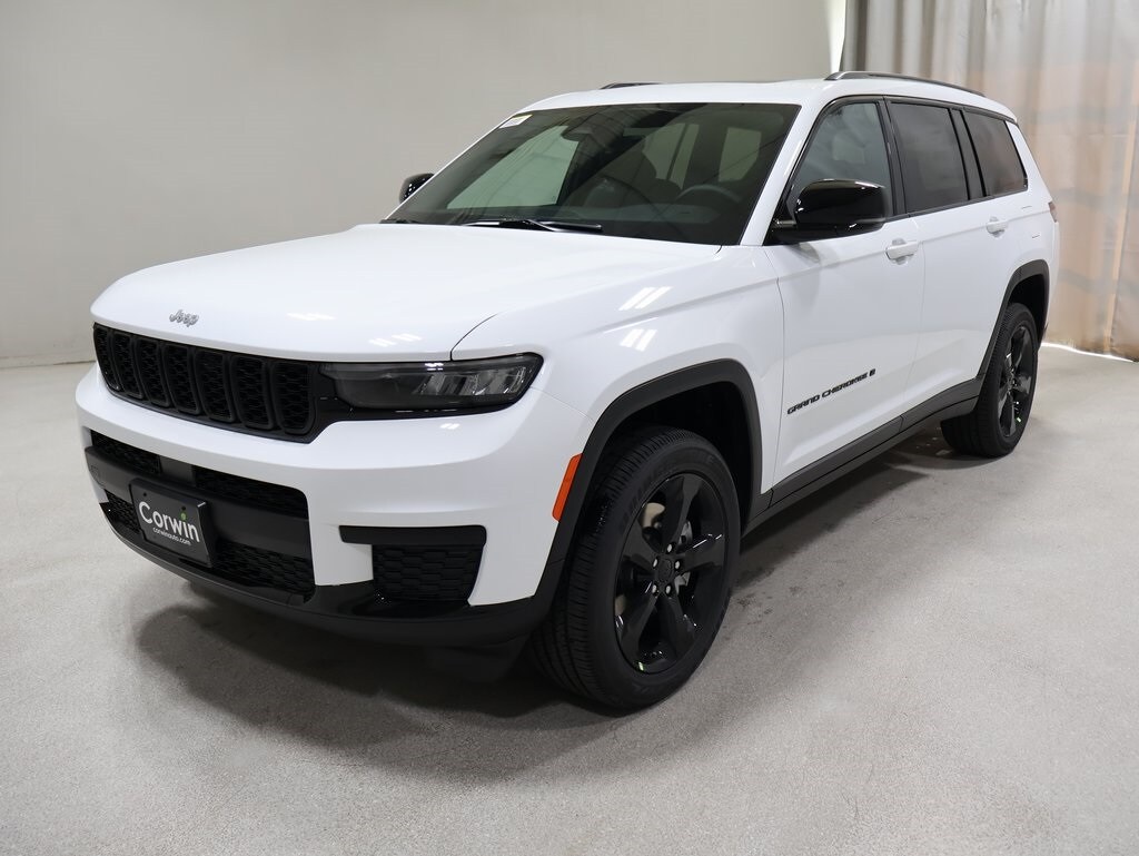 2025 Jeep Grand Cherokee Altitude photo 3