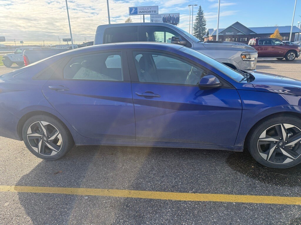 2023 Hyundai Elantra SEL photo 3