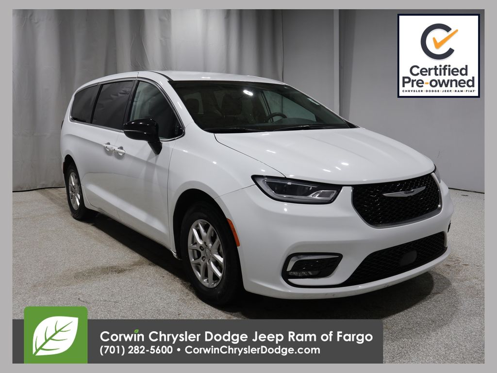 2024 Chrysler Pacifica Touring L's photo