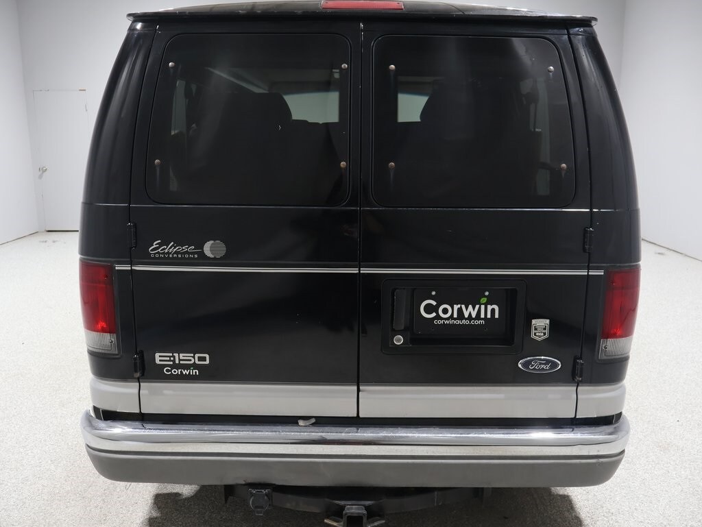 2002 Ford E-150 photo 3