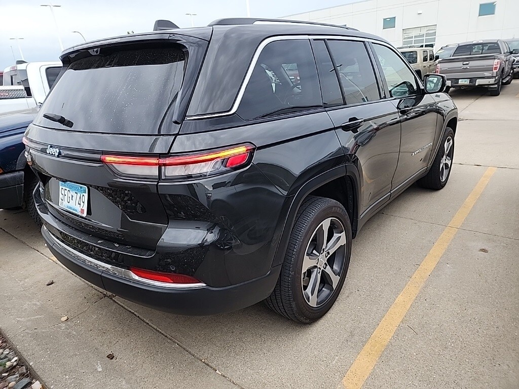 2023 Jeep Cherokee Base photo 4