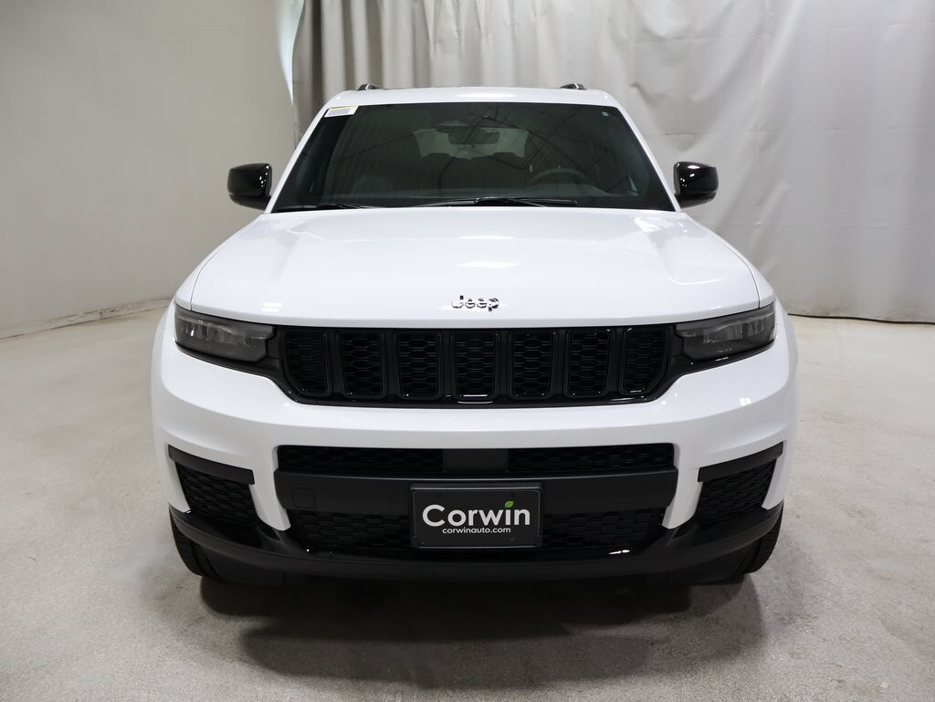 2025 Jeep Grand Cherokee Altitude photo 2