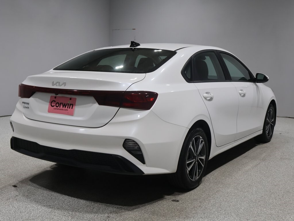 2024 Kia Forte LXS photo 2