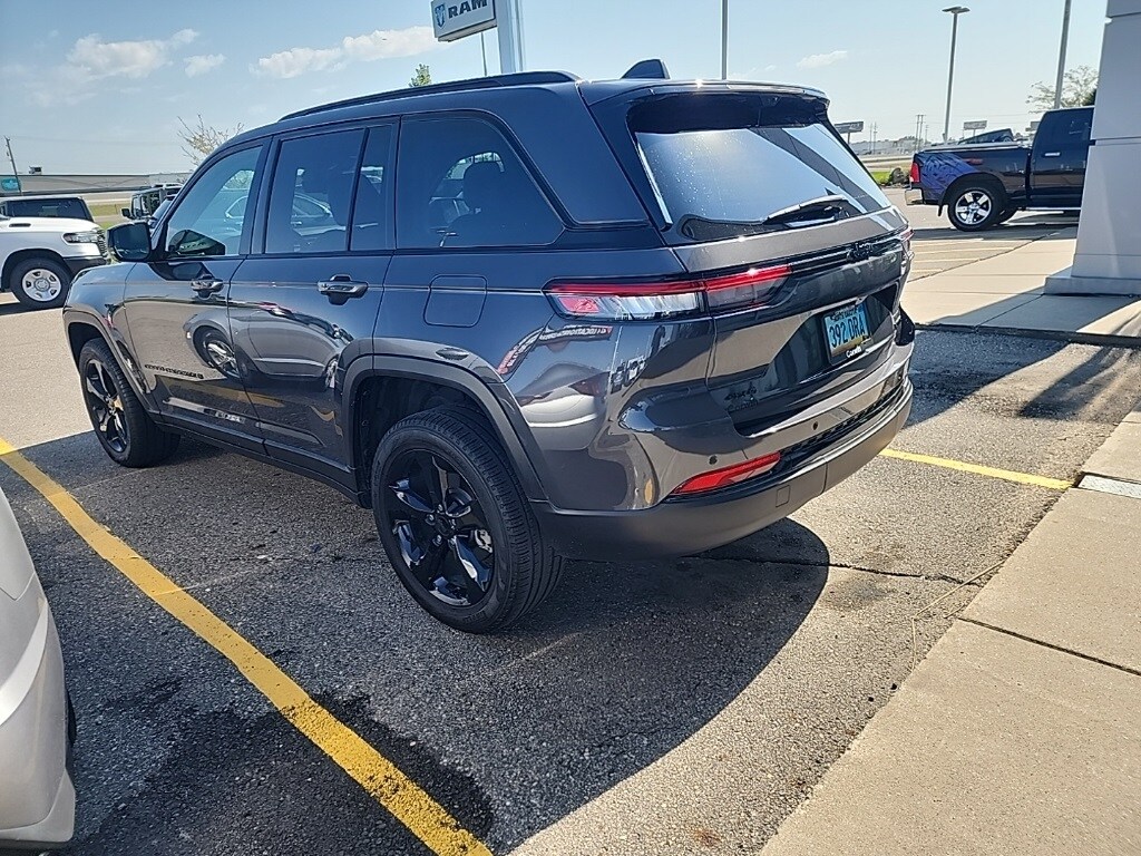 2024 Jeep Grand Cherokee Limited photo 3