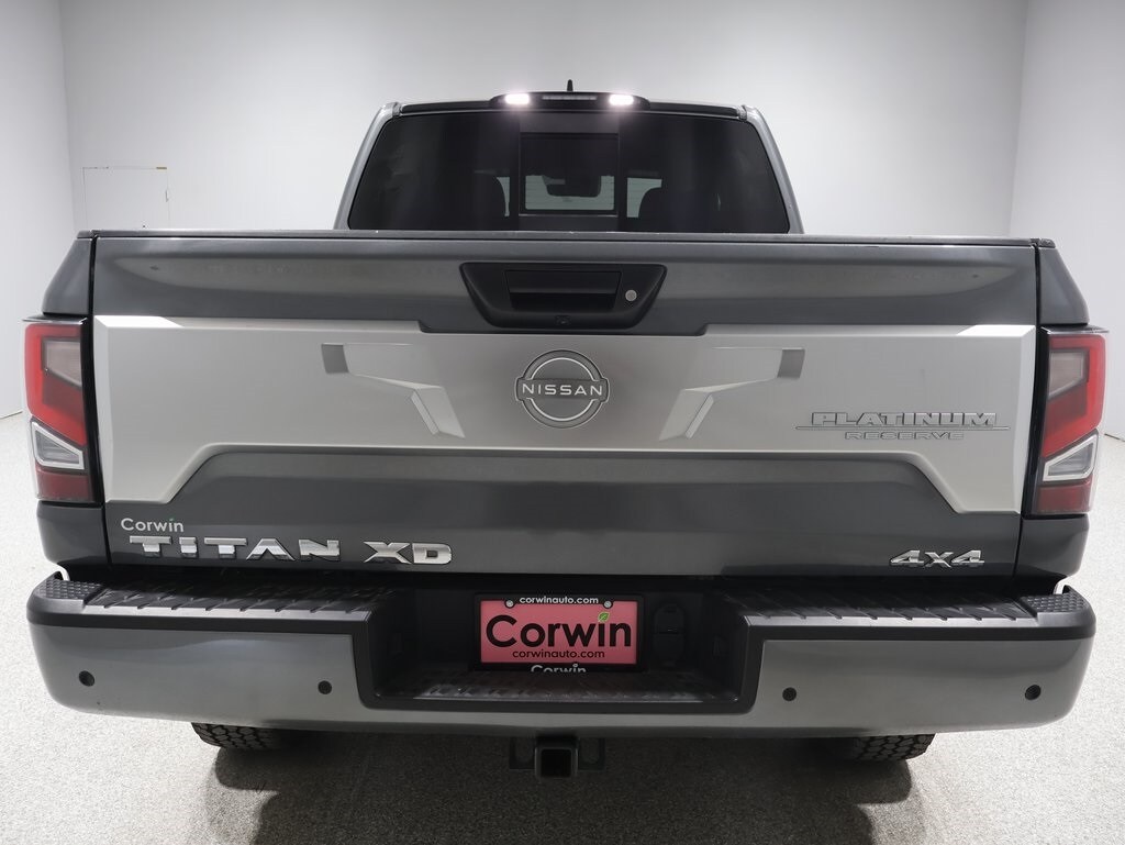 2023 Nissan Titan Crew Cab photo 3
