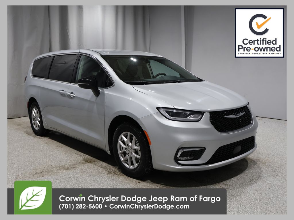 2024 Chrysler Pacifica Touring L's photo