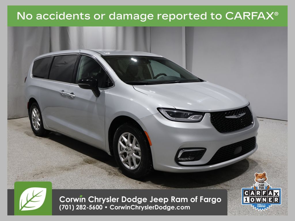 2024 Chrysler Pacifica Touring L's photo