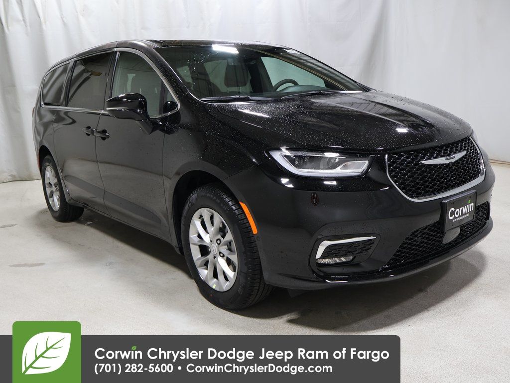 2026 Chrysler Pacifica Select's photo