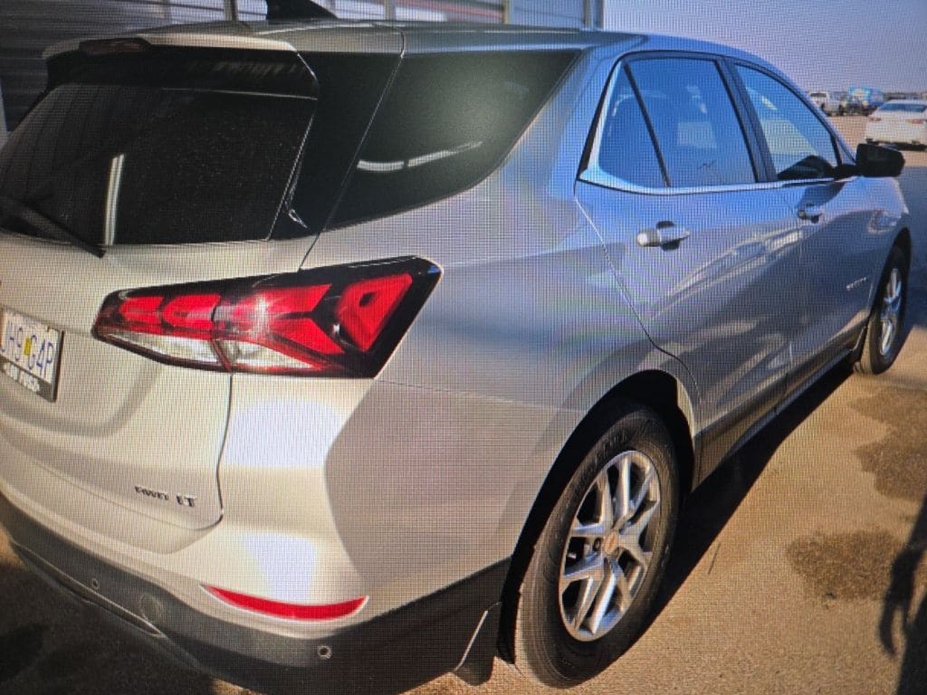 2022 Chevrolet Equinox LT photo 2