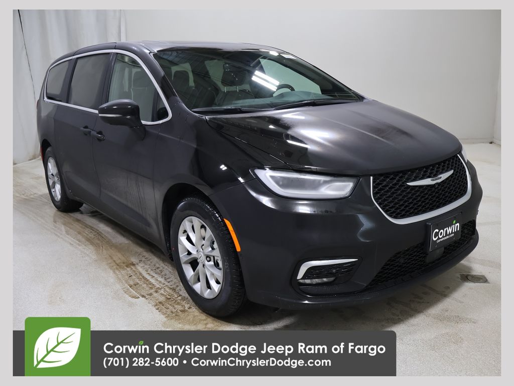 2026 Chrysler Pacifica Limited's photo