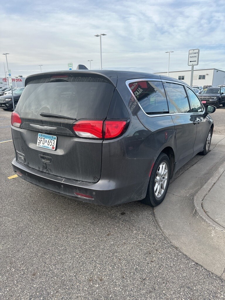 2017 Chrysler Pacifica Touring photo 2