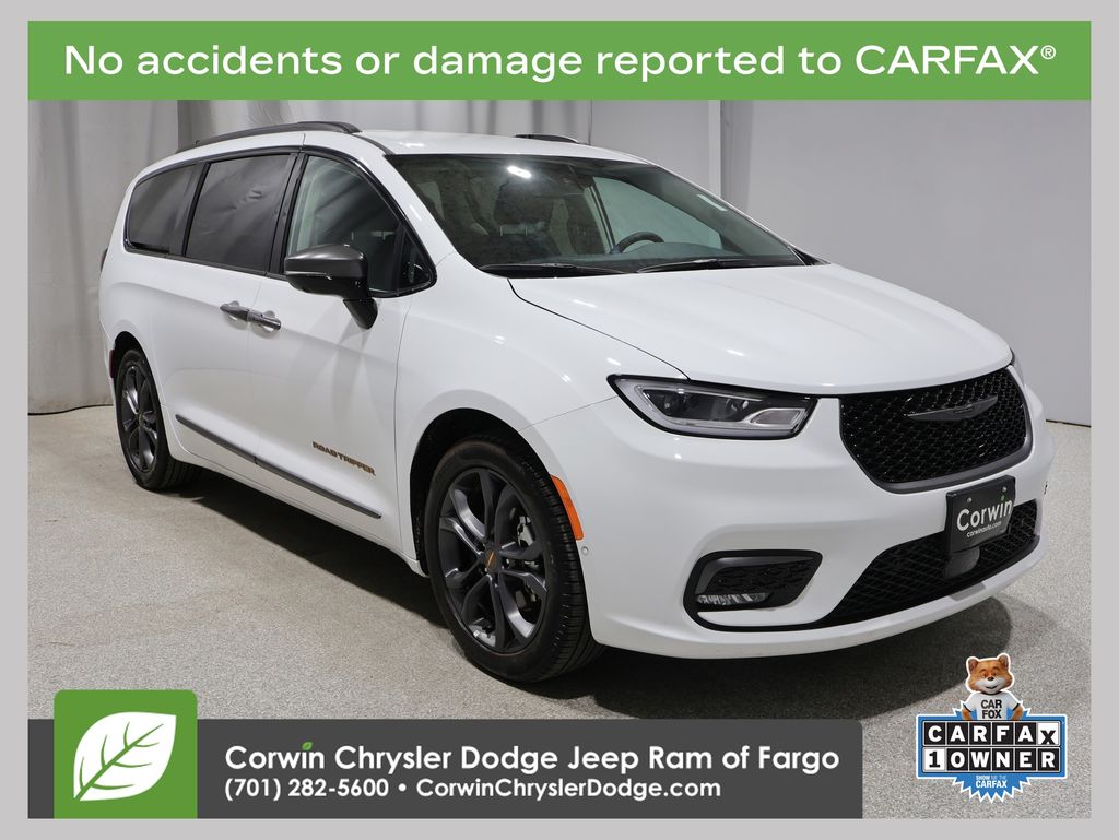 2024 Chrysler Pacifica Touring L's photo
