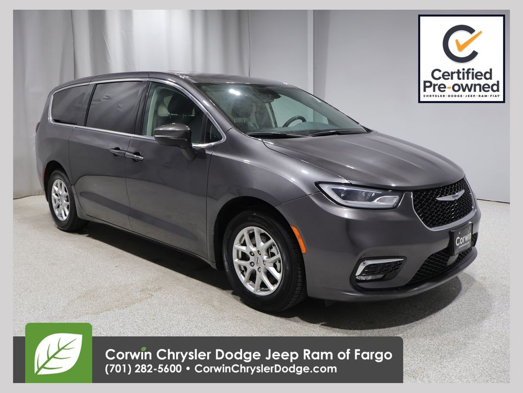 2023 Chrysler Pacifica Touring L's photo