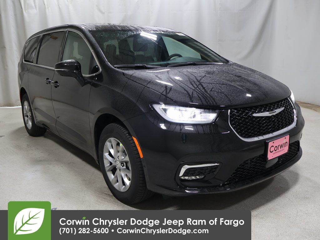 2026 Chrysler Pacifica Select's photo