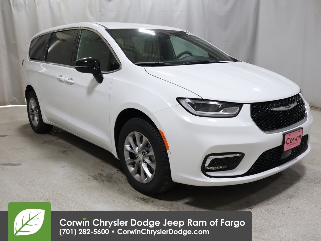 2026 Chrysler Pacifica Select's photo