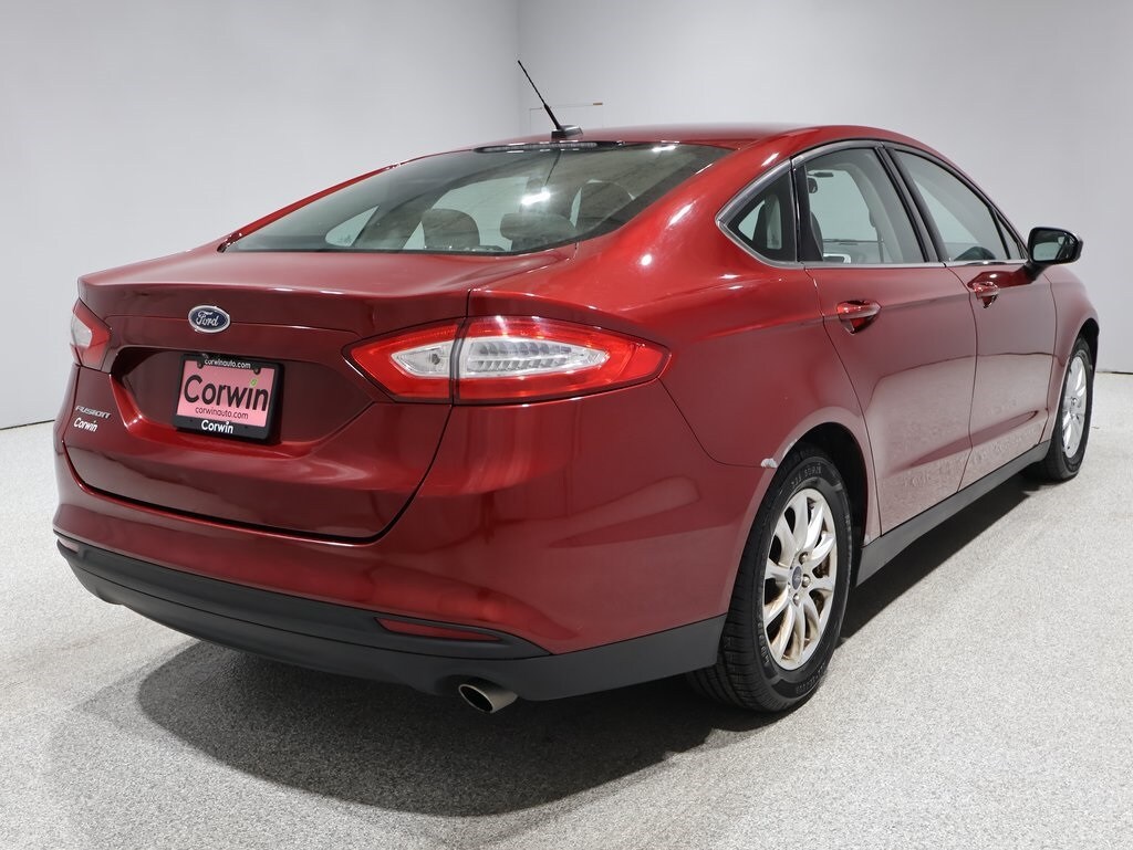 2016 Ford Fusion S photo 2