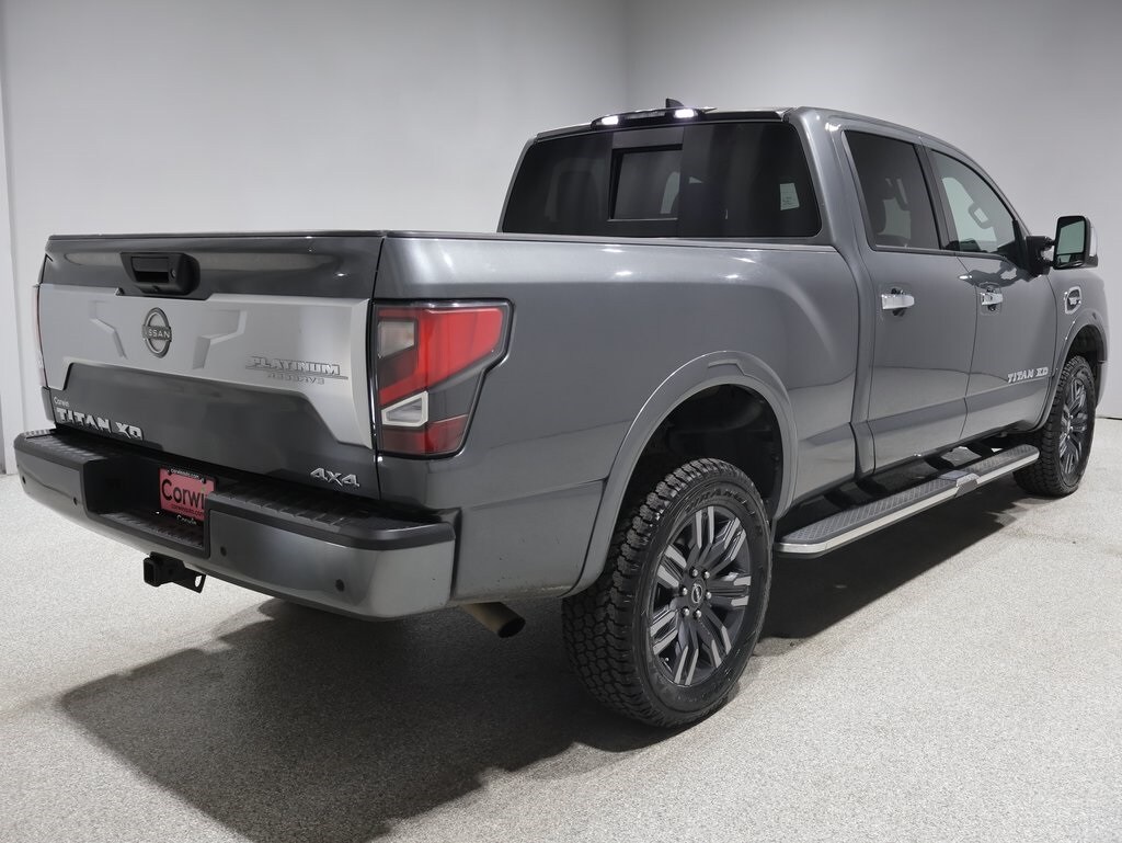 2023 Nissan Titan Crew Cab photo 2