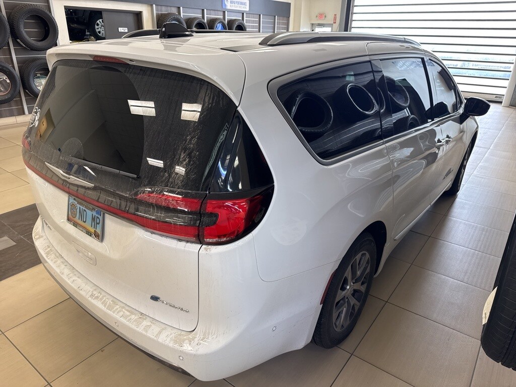 2025 Chrysler Pacifica Hybrid Pinnacle photo 3
