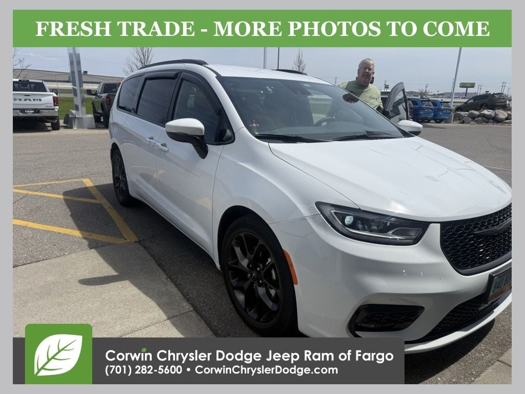 2023 Chrysler Pacifica Touring L's photo