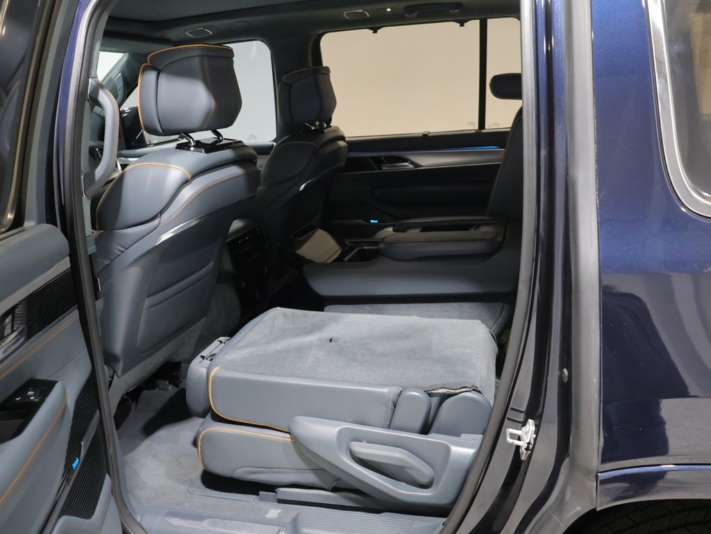 2022 Jeep Grand Wagoneer Series III - Photo 18