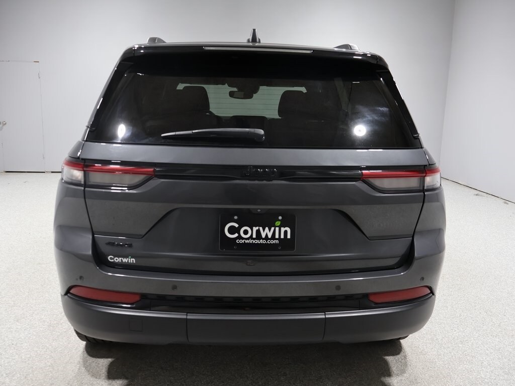 2022 Jeep Grand Cherokee Laredo Altitude photo 2