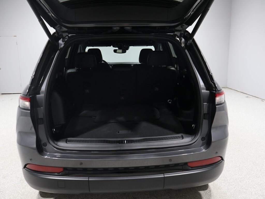 2022 Jeep Grand Cherokee Laredo Altitude photo 3