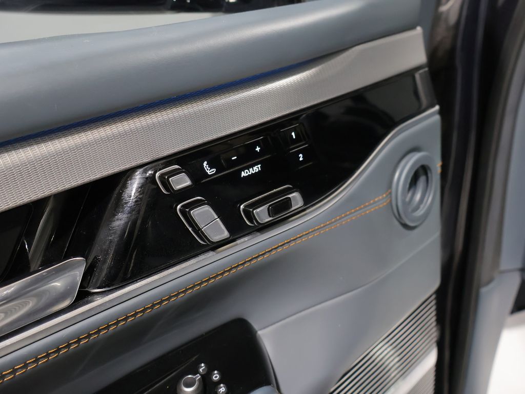 2022 Jeep Grand Wagoneer Series III - Photo 14