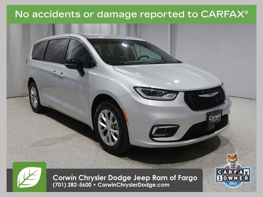 2024 Chrysler Pacifica Touring L AWD's photo