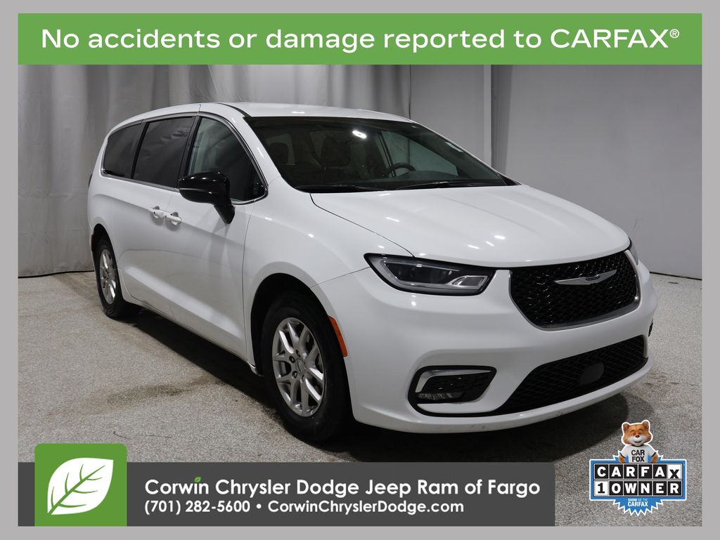 2024 Chrysler Pacifica Touring L's photo