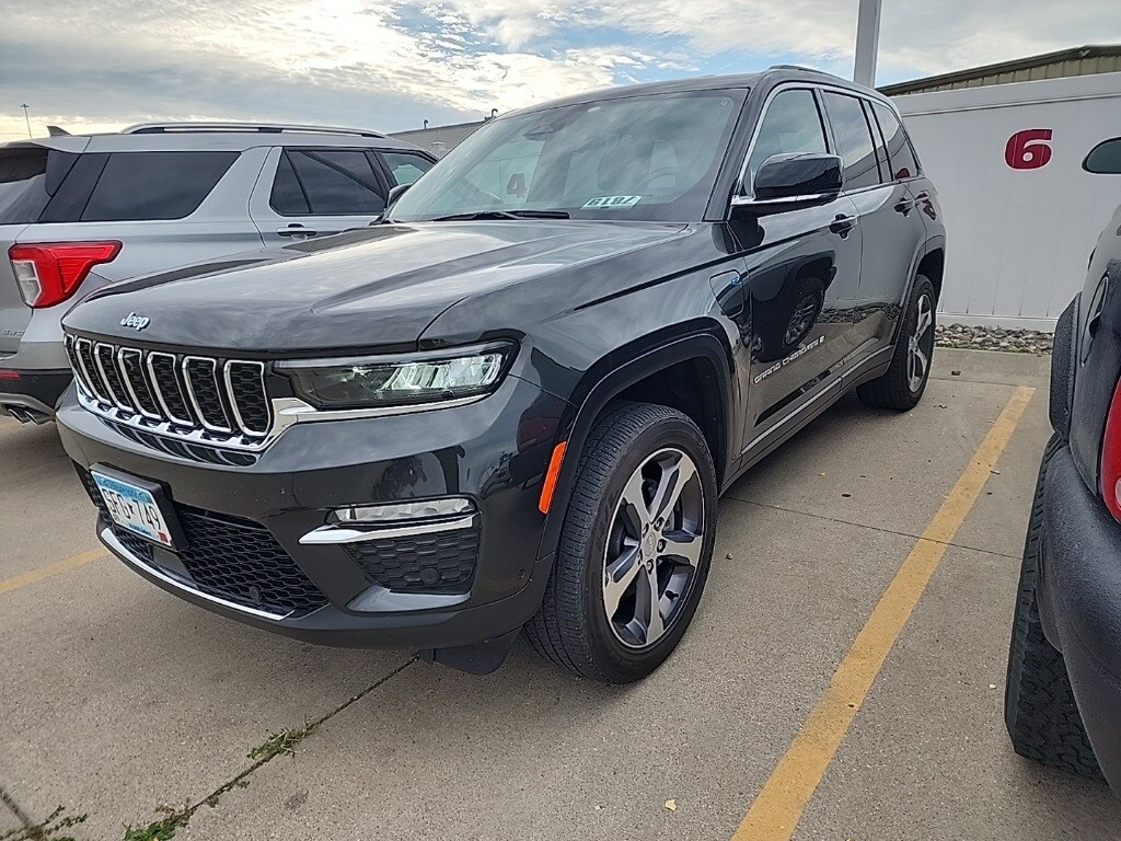2023 Jeep Cherokee Base photo 2