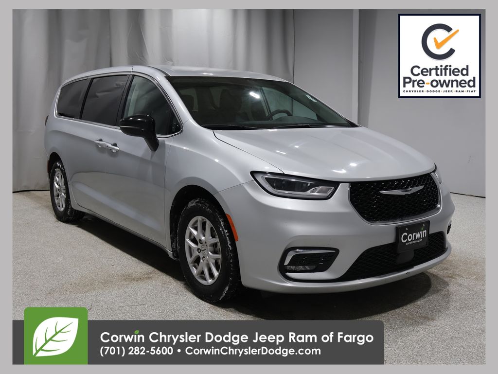 2024 Chrysler Pacifica Touring L's photo