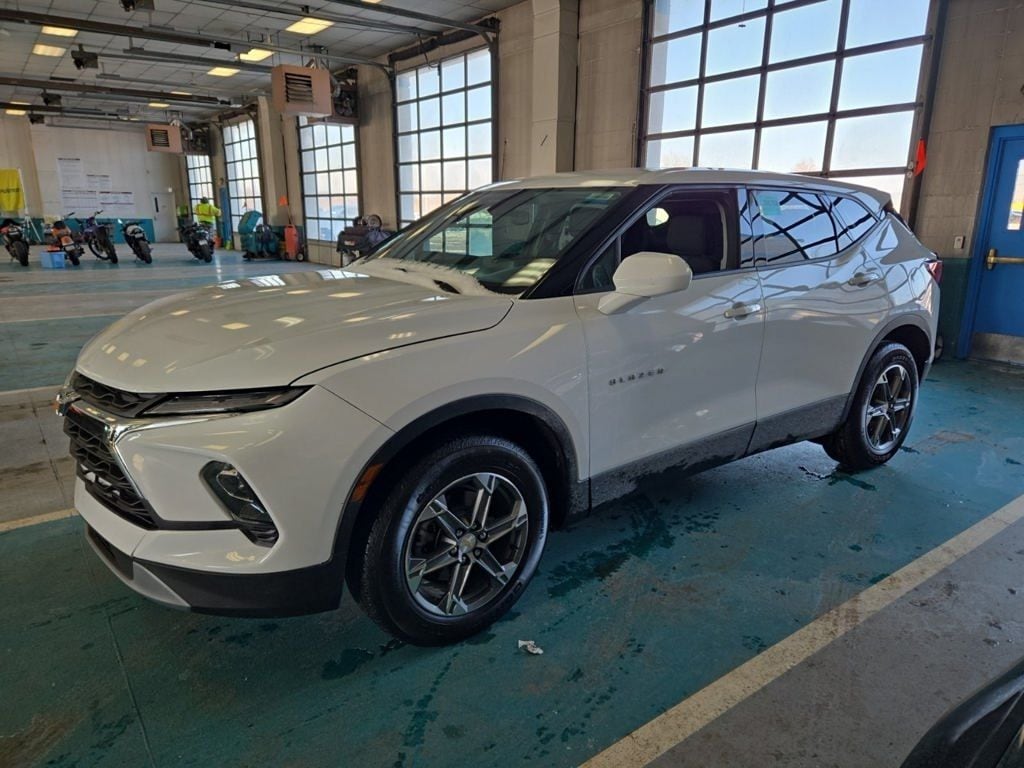2025 Chevrolet Blazer 2LT photo 2